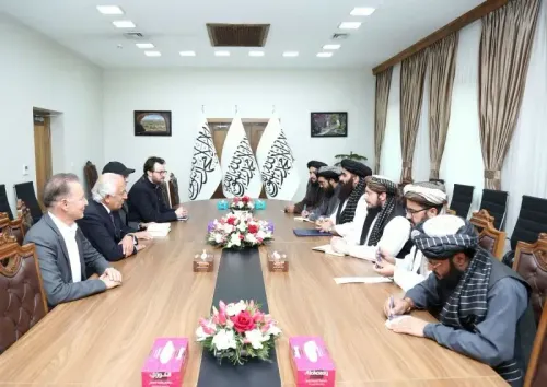 اجتماع بين مسؤولين من طالبان ومبعوثين أمريكيين، يتوسطهم طاولة مزينة بالورود، لمناقشة العلاقات الأمريكية الأفغانية.