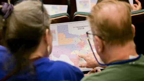 شخصان يجلسان معًا، ينظران إلى خريطة مقترحة للدوائر الانتخابية في تكساس، في سياق مناقشات إعادة تقسيم الدوائر.