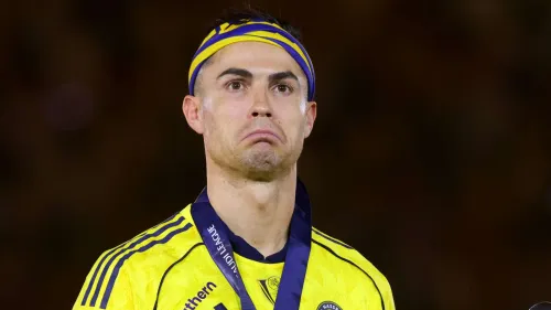 كريستيانو رونالدو لاعب النصر السعودي يرتدي زي الفريق ويعبر عن قلقه وسط أزمة مالية تهدد مستقبل النادي ومشروعه الرياضي.