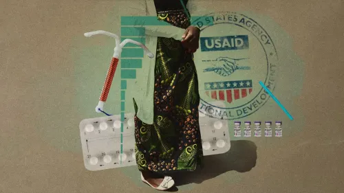 امرأة ترتدي ملابس تقليدية تحمل وسائل تنظيم الأسرة، مثل اللولب والأقراص، مع شعار وكالة USAID خلفها، تعكس أزمة الرعاية الصحية الإنجابية في كينيا.