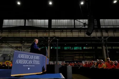 ترامب يتحدث في مصنع للصلب بولاية بنسلفانيا، حيث أعلن عن زيادة التعريفات الجمركية على الصلب إلى 50%، وسط جمهور من العمال.