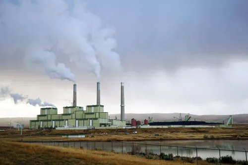 محطة كريغ 1 لتوليد الطاقة بالفحم في كولورادو، مع انبعاثات الدخان من المداخن، تُبقيها إدارة ترامب مفتوحة رغم التحديات الاقتصادية والبيئية.