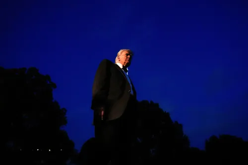 صورة لترامب واقفًا في الظلام، مع خلفية زرقاء داكنة، تعكس أجواء التوتر السياسي والتغييرات في إدارته.