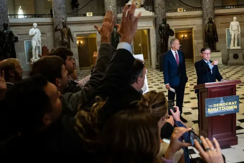 مؤتمر صحفي في مبنى الكابيتول حيث يتحدث الجمهوريون عن الإغلاق الحكومي، مع وجود تماثيل تاريخية في الخلفية.