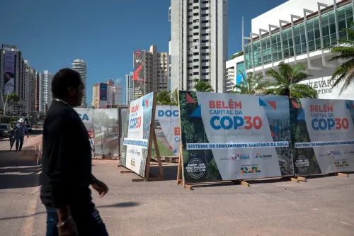 لافتات ترويجية لمؤتمر COP30 في بيليم، البرازيل، مع مبانٍ حديثة في الخلفية، تعكس أهمية القمة في مواجهة التغير المناخي.
