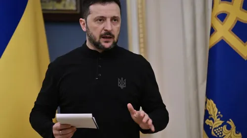 الرئيس الأوكراني زيلينسكي يتحدث أثناء مؤتمر صحفي، مع العلم الأوكراني خلفه، حول اتفاق محدود لوقف الأعمال العسكرية في البحر الأسود.