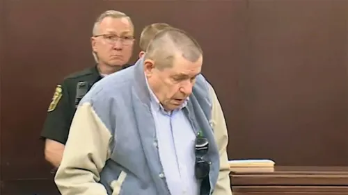 رجل مسن يدخل قاعة المحكمة، حيث كان قد أقر بالذنب في قضية إطلاق نار على شاب، مما أثار جدلاً حول العنف والعرق في الولايات المتحدة.