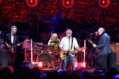 أعضاء فرقة The Who يؤدون على المسرح، مع التركيز على المغني روجر دالتري وعازف الجيتار بيت تاونشيند، وسط أجواء حماسية.