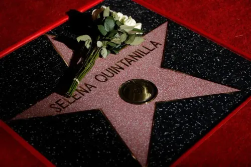 نجمة سيلينا كوينتانيلا على ممر المشاهير، مع باقة من الزهور البيضاء، تكريمًا لذكرى المغنية الشهيرة "ملكة تيجانو".