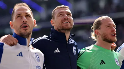 لوريس كاريوس مع زملائه في شالكه 04 خلال مباراة ودية، يعكس عودته للملاعب بعد معاناته النفسية وإعارته السابقة.