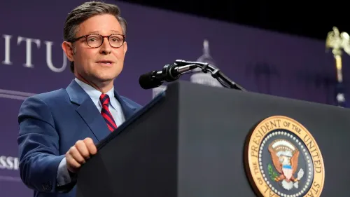 مايك جونسون يتحدث خلال حدث رسمي، يعرض شعار رئاسة الولايات المتحدة، في إطار مناقشات حول ميزانية الحزب الجمهوري.