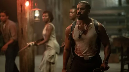 مشهد من فيلم "المذنبون" يظهر شخصيات رئيسية في ملهى موسيقي، مع أجواء مظلمة تعكس قضايا العنصرية والتنوع في أمريكا.