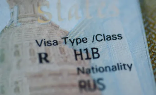 تأشيرة H-1B مع تفاصيل النوع والجنسية، تعكس التحديات التي تواجهها المستشفيات في استقدام الأطباء الأجانب بسبب الرسوم المرتفعة.
