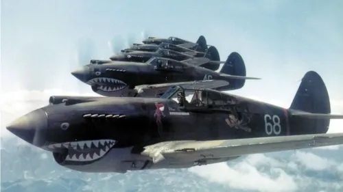 طائرات P-40 مزينة بفم سمكة قرش، تحلق في تشكيل جوي، تمثل مجموعة النمور الطائرة الأمريكية خلال الحرب العالمية الثانية.