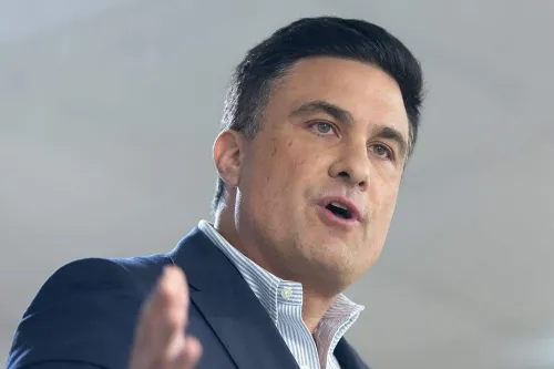 دانيال كاميرون، المدعي العام السابق في كنتاكي، يتحدث في فعالية، منتقدًا ميتش ماكونيل، معلميه السابقين، وسط توترات سياسية.