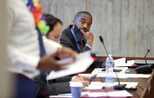 اجتماع لمناقشة توسيع الجامعات ذات الأصول الأفريقية في سان فرانسيسكو، مع التركيز على تعزيز فرص التعليم للطلاب السود.