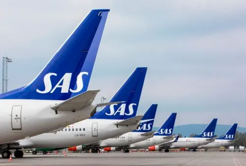 ذيل طائرات الخطوط الجوية الاسكندنافية (SAS) في مطار، مع التركيز على شعار الشركة، مما يعكس تحولها إلى تحالف SkyTeam وزيادة ولاء المسافرين الدائمين.