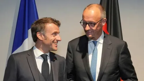 ماكرون وميرتس يتبادلان الابتسامات خلال لقاء في قصر الإليزيه، يعكسان التعاون الفرنسي الألماني في قضايا الأمن الأوروبي.