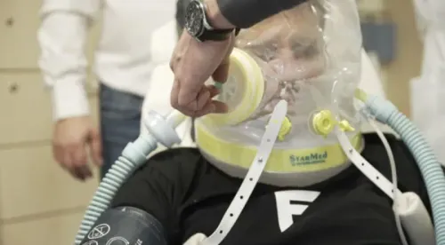 رجل يرتدي قناع أكسجين خاص لزيادة قدرة جسمه على التأقلم مع ارتفاعات جبل إيفرست، وذلك باستخدام غاز الزينون.