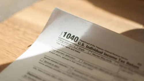 نموذج 1040 للإقرارات الضريبية الأمريكية، يُظهر تفاصيل حالة التقديم والمعلومات الشخصية، مع التركيز على أهمية التقديم قبل الموعد النهائي.