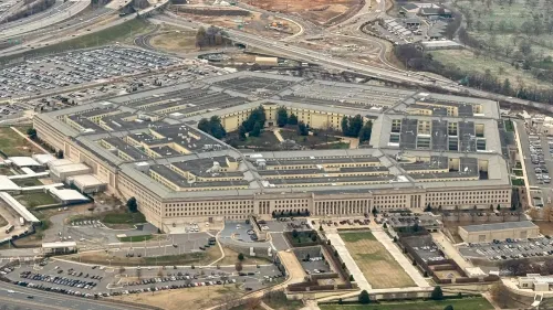 مبنى البنتاجون من الأعلى، يظهر تصميمه المعماري الفريد والمساحات المحيطة به، في سياق تحقيقات وزارة الدفاع.