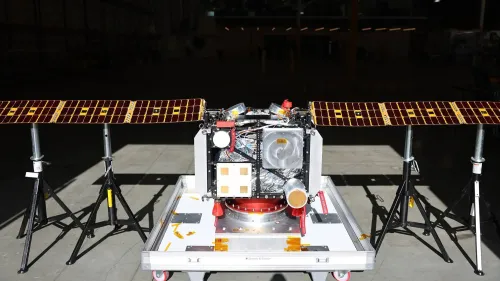 مركبة أودين الفضائية من شركة أستروفورج، مزودة بألواح شمسية، تستعد لمهمتها لاستكشاف كويكب غني بالبلاتين.