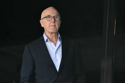 فرانك ماكورت، المستثمر الملياردير، يقف في ملابس رسمية، معبرًا عن اهتمامه بمسألة شراء TikTok وتأثيرها على بيانات المستخدمين.