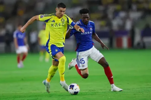 رونالدو في مباراة مع النصر، يتجاوز لاعب الفتح، مسجلاً هدفه رقم 25 في الدوري السعودي، وسط أجواء تنافسية.