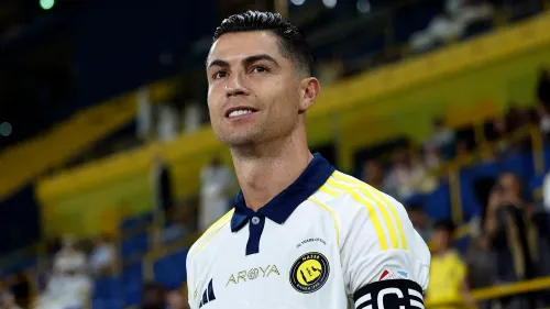 رونالدو مبتسم بقميص النصر، بعد تسجيله هدفه الخامس والعشرين في الدوري السعودي، وسط تساؤلات حول مستقبله الرياضي.