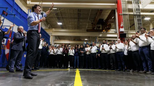 جاستن ترودو يتحدث أمام موظفي شركة مارتينريا في مصنعها بأونتاريو، مع تصفيق الحضور ودعمهم أثناء مناقشة الرسوم الجمركية.