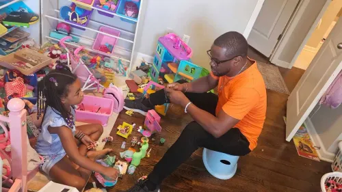 جلس والد مع ابنته في غرفة مليئة بالألعاب، حيث يتشاركان لحظة وداع مؤثرة قبل مغادرته إلى كينيا.