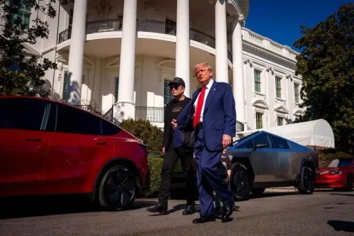 إيلون ماسك ودونالد ترامب يمشيان معًا أمام البيت الأبيض، مع سيارات تسلا في الخلفية، وسط توتر سياسي متزايد.