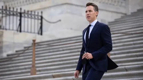 السيناتور الجمهوري جوش هاولي يسير على الدرجات أمام مبنى الكونغرس، حيث يقود جهود رفع الحد الأدنى الفيدرالي للأجور إلى 15 دولارًا في الساعة.