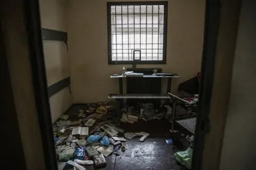 غرفة مدمرة مليئة بالفوضى، تحتوي على كتب وأغراض متناثرة، تعكس الظروف القاسية تحت الاحتلال الروسي في أوكرانيا.