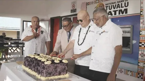 احتفال بمناسبة تدشين أول ماكينة صراف آلي في توفالو، حيث يقوم المسؤولون بتقطيع كعكة كبيرة في جزيرة فونافوتي.