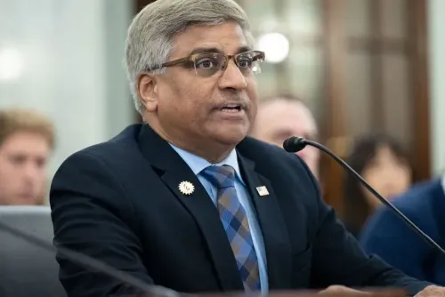 رجل يتحدث في جلسة استماع، يعبر عن مخاوف بشأن سياسات إدارة ترامب المتعلقة بأبحاث العلوم والتنوع.