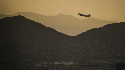 صورة طائرة تغادر أفغانستان مع خلفية جبلية، تعكس حالة عدم اليقين بحق الأفغان الذين انتظروا سفرهم إلى الولايات المتحدة.