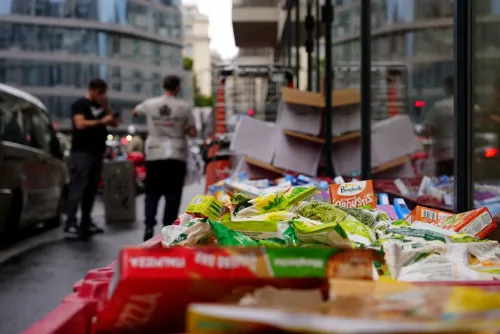 بضائع غذائية مجمدة ملقاة خارج متجر في فرنسا بعد هجوم إلكتروني تسبب في تعطل أنظمة التبريد وتلف الأغذية في متاجر السوبرماركت.