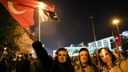 متظاهرون يحملون علم تركيا ويضعون أقنعة في إسطنبول، تعبيراً عن احتجاجاتهم ضد اعتقال رئيس البلدية أكرم إمام أوغلو.