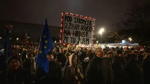 احتشد آلاف المتظاهرين في براتيسلافا، حاملين الأعلام السلوفاكية وأعلام الاتحاد الأوروبي، مع لافتات تعبر عن رفضهم لتغييرات الحكومة على النظام القضائي.