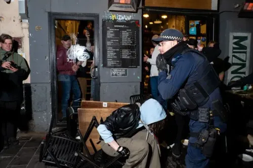 مشهد من حادثة شغب أمام مطعم "ميزنون" في ملبورن، حيث تتدخل الشرطة بعد مشاجرة خلال مظاهرة مؤيدة للفلسطينيين.