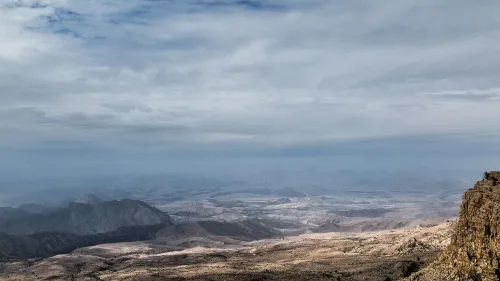 مشهد جبلي في بلوشستان، باكستان، يظهر السحب والجبال، يرمز إلى التوترات الأمنية المتزايدة في المنطقة بعد هجوم على حافلة مدرسية.