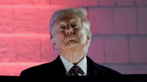 شخصية مشهورة تنظر للأعلى بتعبير جدي، مع إضاءة خلفية وردية، تجسد الجدل حول تطبيق تيك توك في الولايات المتحدة.