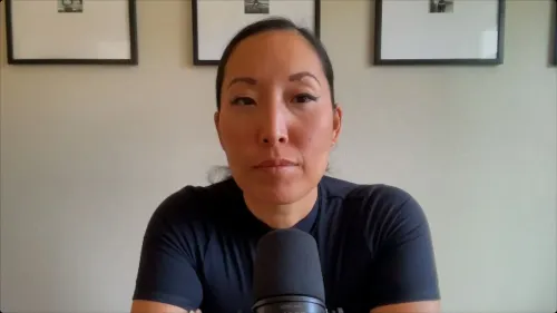 شخصية تتحدث بجانب ميكروفون، تعبر عن مشاعر القلق بشأن حظر تطبيق TikTok وتأثيراته على المستخدمين الأمريكيين.