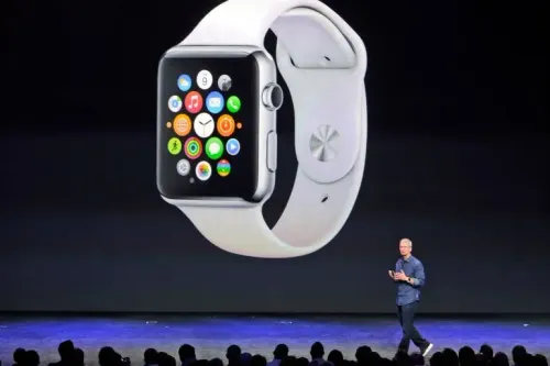 تيم كوك يتحدث على المسرح أمام شاشة تعرض ساعة آبل، مع التركيز على الابتكارات التي حققتها الشركة خلال فترة قيادته.