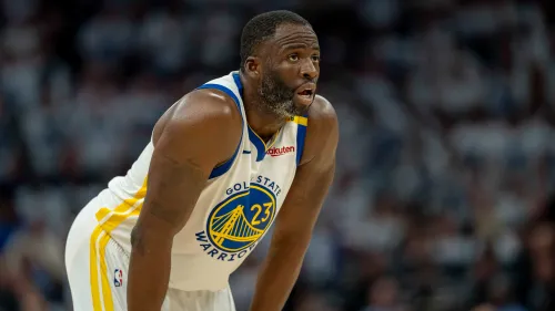 درايموند غرين، مهاجم فريق غولدن ستيت ووريورز، يظهر في الملعب أثناء مباراة التصفيات، بعد حادثة طرد مشجعين بسبب سلوك عنصري.