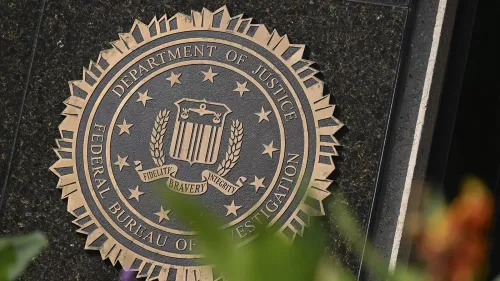شعار مكتب التحقيقات الفيدرالي (FBI) مع عبارة "العدل، الشجاعة، النزاهة"، يرمز إلى التحديات التي يواجهها الموظفون في سياق تحقيقات 6 يناير.