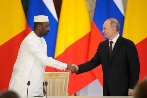 اجتماع بين رئيس مالي باه نداو والرئيس الروسي فلاديمير بوتين، حيث يتصافحان وسط أعلام الدول، في إطار تعزيز التعاون الأمني.