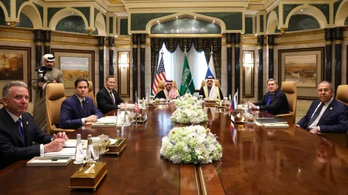 اجتماع دبلوماسي في السعودية يضم مسؤولين أمريكيين وروس، مع وجود زهور على الطاولة، يتناولون محادثات حول وقف إطلاق النار في أوكرانيا.