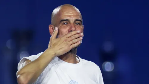 بيب غوارديولا يلوّح بيده مع تعبير وجه يعكس التأمل، في سياق مفاوضات توليه تدريب Trabzonspor التركي.
